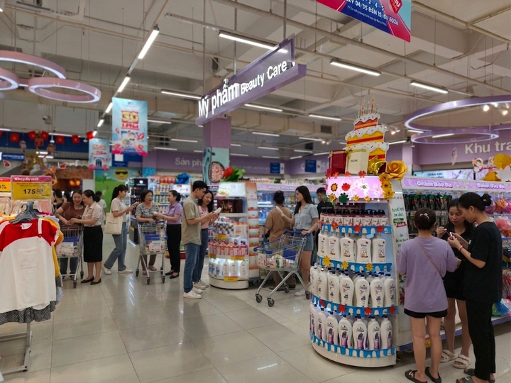 Người tiêu dùng tranh thủ mua sắm hàng khuyến mãi để tối ưu chi tiêu mùa hè.