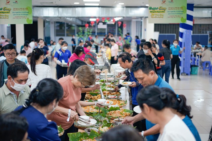 Buffet chay tại Co.opmart thu hút đông đảo khách hàng bằng đa dạng các món ăn thanh đạm.