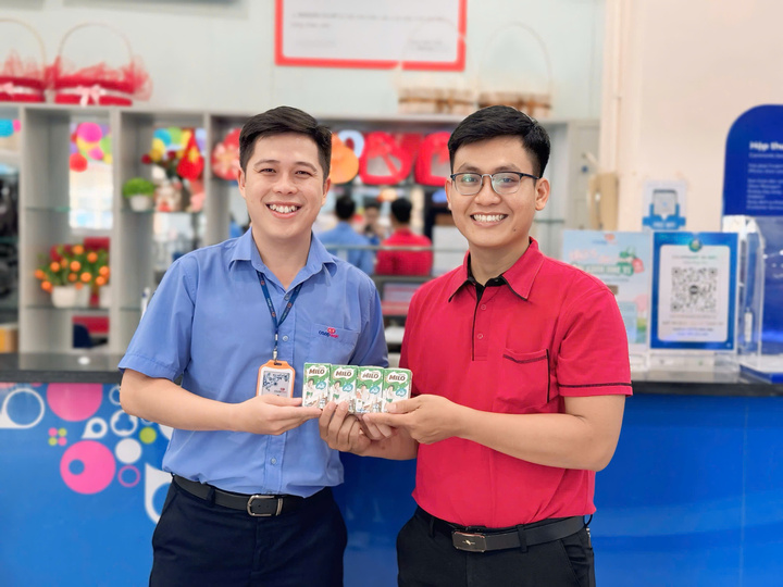 Saigon Co.op tặng sữa cho khách hàng thành viên mua sắm trong dịp cuối tuần 01/6.