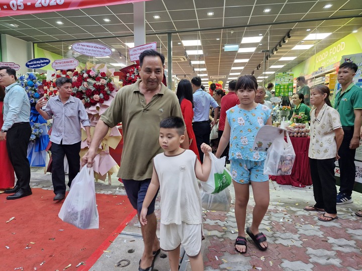 Các em nhỏ hào hứng mua sắm cùng ba mẹ, săn quà tại Co.op Food New Concept trong những ngày đầu khai trương.