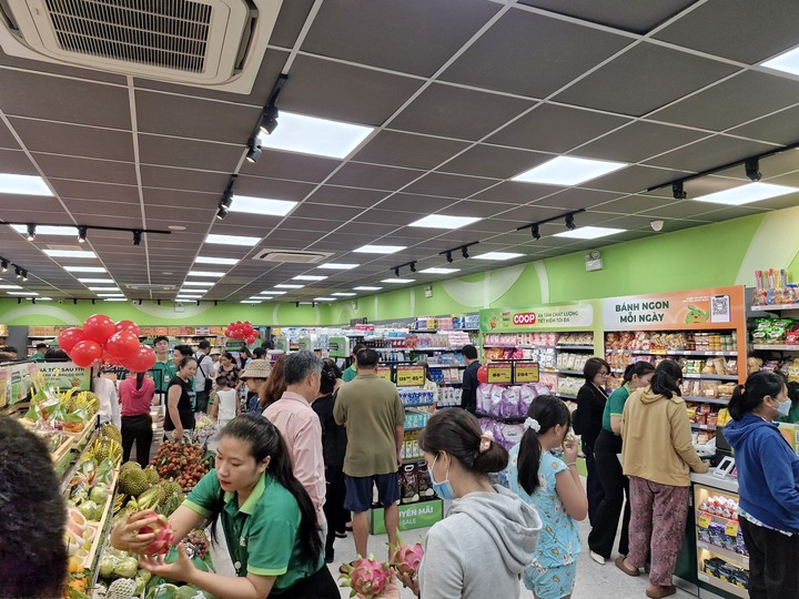 Đông đảo khách hàng trải nghiệm mua sắm tại Co.op Food New Concept trong ngày đầu khai trương mô hình cửa hàng thế hệ mới.