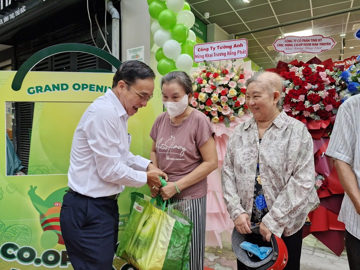 Ông Nguyễn Ngọc Thắng - Phó Tổng Giám đốc Saigon Co.op - trao tặng các phần quà đến hộ gia đình có hoàn cảnh khó khăn.