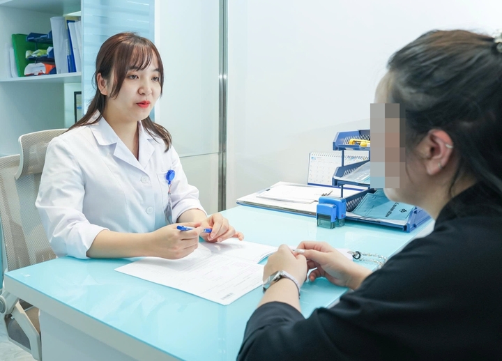 BSCK Trịnh Thị Hiền tư vấn sức khoẻ cho người bệnh. (Ảnh: Hải Loan)