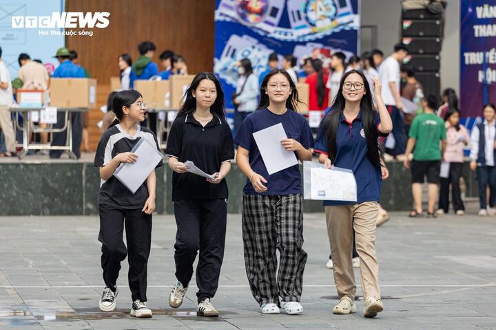 Sáng 29/5, hơn 125.000 thí sinh trên địa bàn Hà Nội có mặt tại các điểm thi để làm thủ tục, rà soát và đính chính thông tin cá nhân nếu có sai sót, đồng thời nghe phổ biến quy chế và lịch thi.