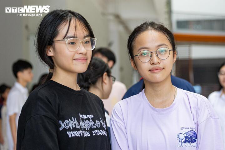 Với Hà Vi, học sinh Trường THCS Nguyễn Tất Thành, đăng ký nguyện vọng 1 vào THPT Phan Đình Phùng, áp lực thi cử bắt đầu tăng lên rõ rệt khi kỳ thi cận kề. Nữ sinh chia sẻ những ngày trước em khá thoải mái, nhưng đến tối qua thì cảm giác hồi hộp xuất hiện. “Tối qua em ăn cũng thấy nghẹn cơm”, Hà Vi nói. Để giữ tâm lý ổn định trước kỳ thi, Hà Vi cho biết từ hôm nay sẽ tạm gác việc học, cất sách vở để nghỉ ngơi và thư giãn. Tối trước ngày làm thủ tục, em chỉ đọc lại bài nhẹ nhàng thay vì học thêm để tránh tạo áp lực cho bản thân.