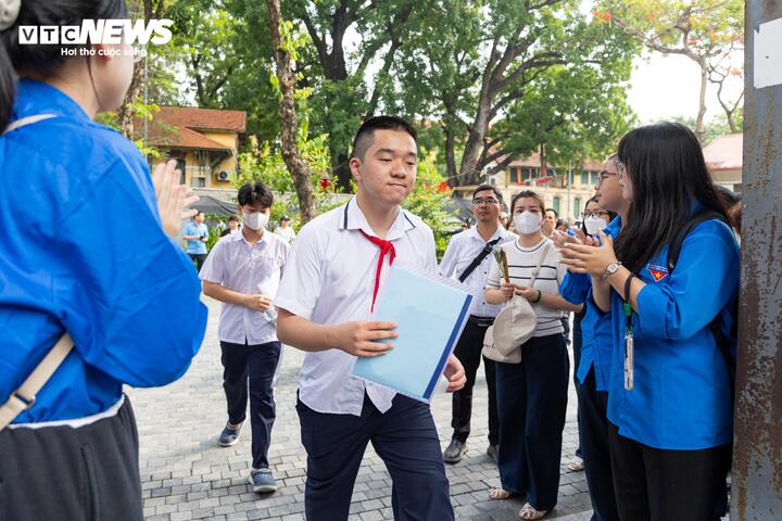 Video: Sĩ tử Hà Nội làm thủ tục thi lớp 10, sẵn sàng bước vào kỳ thi căng thẳng - 4