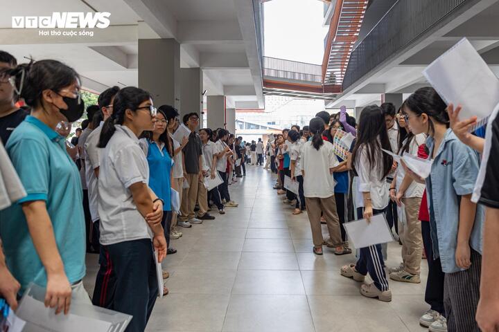 Tại điểm thi Trường THCS Chu Văn An (phường Tây Hồ), dù 9h mới bắt đầu làm thủ tục dự thi nhưng từ sáng sớm nhiều thí sinh tập trung trước cổng trường.