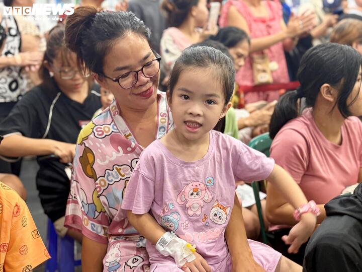 Dù chỉ diễn ra trong khuôn viên bệnh viện, những hoạt động vui chơi này vẫn mang đến cho các bệnh nhi nhiều tiếng cười và niềm vui ý nghĩa. Đây sẽ là những kỷ niệm đẹp, tiếp thêm động lực để các em mạnh mẽ vượt qua hành trình điều trị bệnh.
