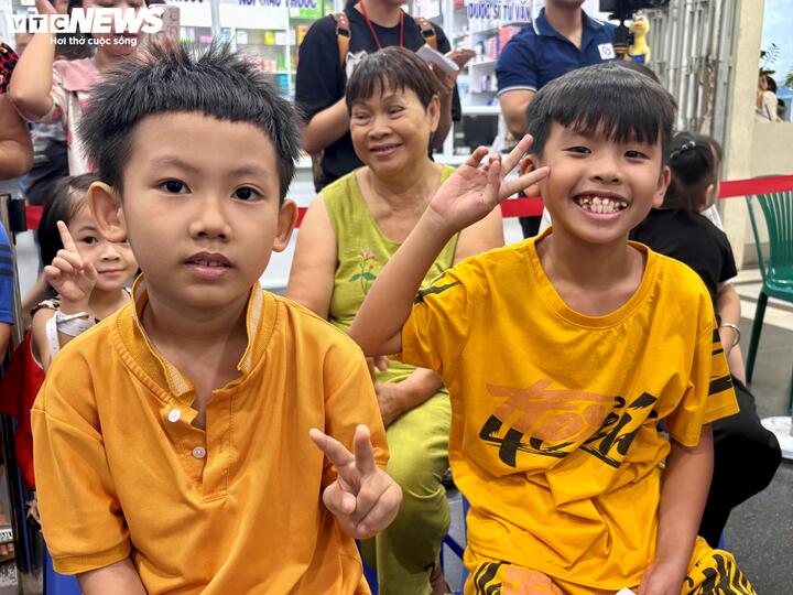 Nụ cười rạng rỡ của các bệnh nhân nhí tại khu vực nhận quà.