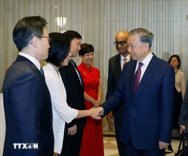 Tổng Bí thư, Chủ tịch nước Tô Lâm và Tổng thống Singapore Tharman Shanmugaratnam với các đại biểu. (Ảnh: Thống Nhất/TTXVN)