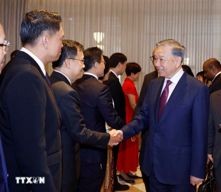 Tổng Bí thư, Chủ tịch nước Tô Lâm và Tổng thống Singapore Tharman Shanmugaratnam với các đại biểu. (Ảnh: Thống Nhất/TTXVN)