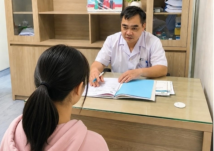 PGS.TS Ngô Anh Vinh tư vấn tâm lý cho một trẻ rối loạn lo âu.
