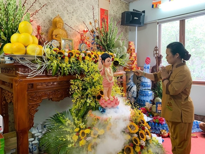Một trong những nghi thức quan trọng trong ngày Phật đản là lễ tắm Phật.