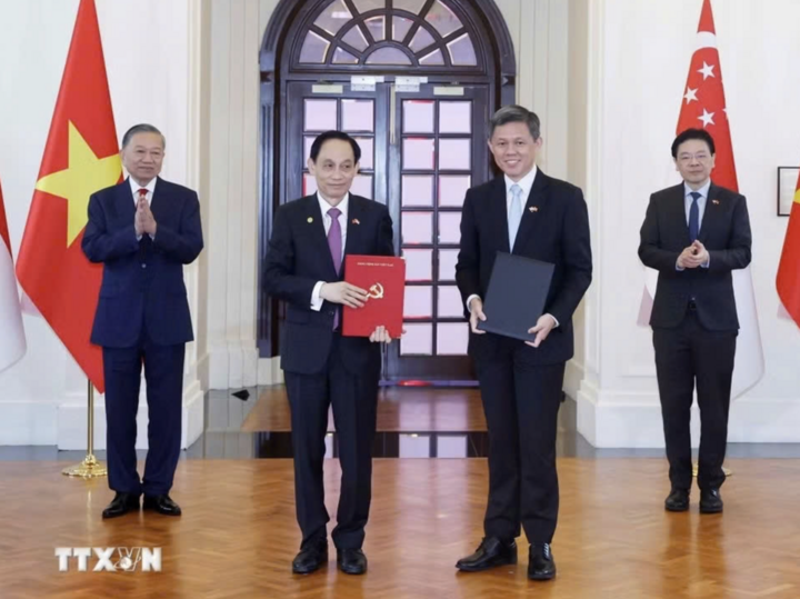 Tổng Bí thư, Chủ tịch nước Tô Lâm và Thủ tướng Singapore Lawrence Wong chứng kiến lễ trao các văn kiện hợp tác giữa hai nước. (Ảnh: TTXVN)