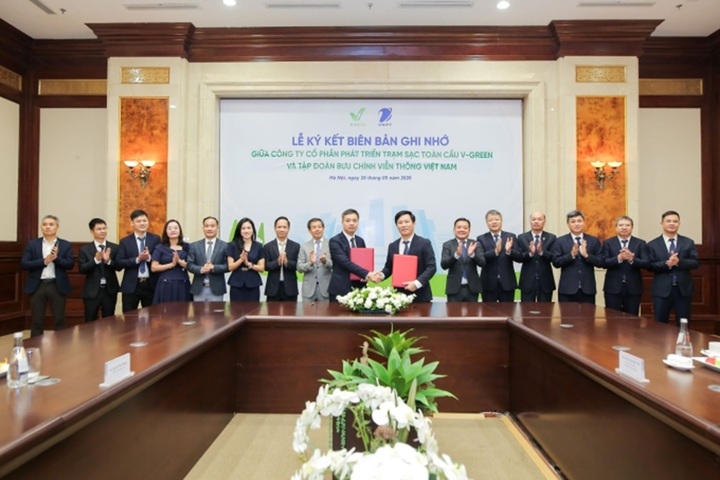 Đại diện V-Green và VNPT tại lễ ký hợp tác. (Ảnh: V-Green)