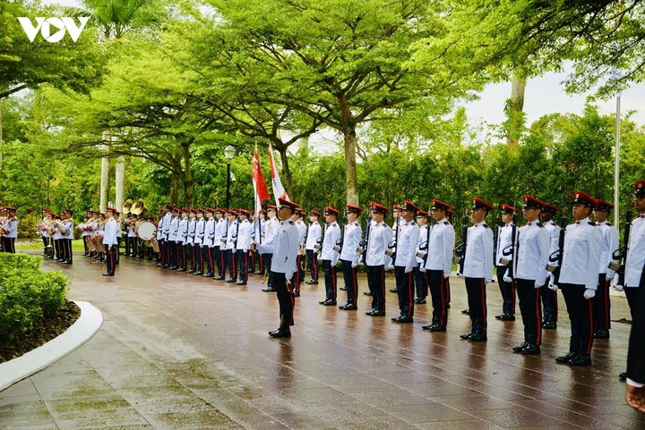 Lễ đón trọng thể Tổng Bí thư, Chủ tịch nước Tô Lâm cùng Phu nhân và đoàn đại biểu cấp cao nước ta diễn ra tại Trụ sở Bộ Ngoại giao Singapore.