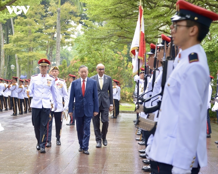 Tổng thống Singapore Tharman Shanmugaratnam mời Tổng Bí thư, Chủ tịch nước Tô Lâm duyệt đội danh dự.