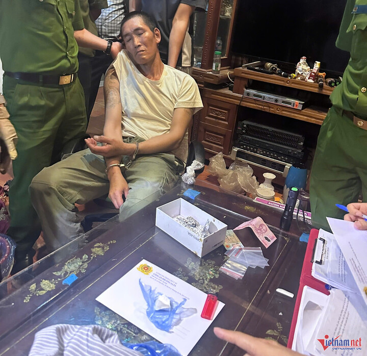 Khám nhà người dùng ma túy ở Sa Pa, phát hiện 2 khẩu súng - 2