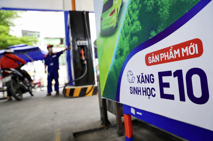 Giá xăng E10 đang thấp hơn xăng khoáng RON95 khoảng 500 đồng/lít. (Ảnh minh họa: Báo Chính phủ)