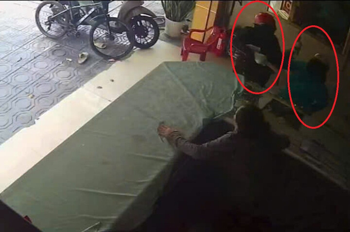 Hai đối tượng táo tợn cướp tiệm vàng. (Ảnh cắt từ camera an ninh)