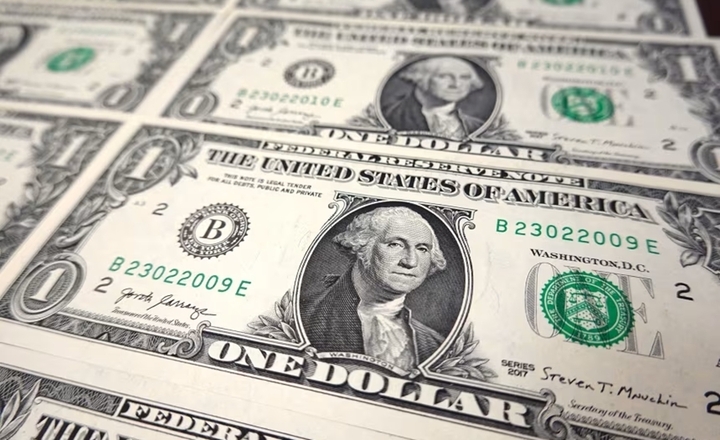 Khi quy đổi sang tiền Việt Nam, giá trị của USD sẽ thay đổi theo tỷ giá do ngân hàng niêm yết. (Ảnh: Getty Image)