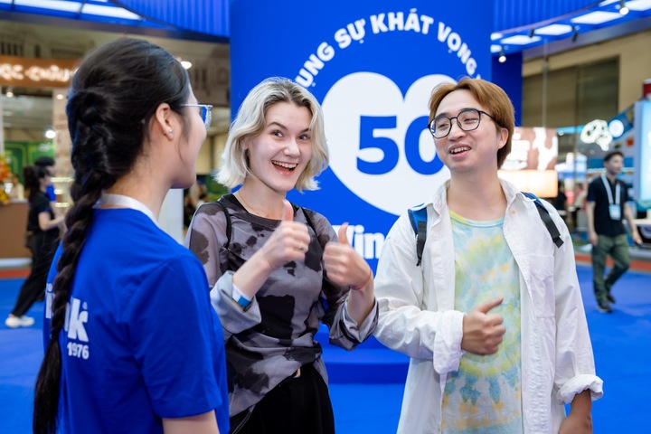 Anh Giang bày tỏ sự ấn tượng khi tham quan gian hàng Vinamilk tại chuỗi triển lãm chuyên ngành sữa 2026. (Ảnh: Duy Cường)