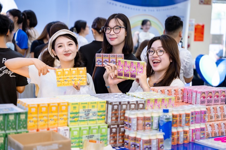 Các hoạt động tương tác đổi quà diễn ra xuyên suốt, thu hút sự quan tâm của nhiều khách tham quan. (Ảnh: Duy Cường)