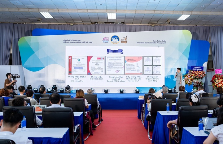 Bà Nguyễn Thị Nga – Trưởng bộ phận Quản lý nguồn sữa tươi nguyên liệu Vinamilk - chia sẻ về chuyển đổi xanh trong chăn nuôi bò sữa. (Ảnh: Duy Cường)