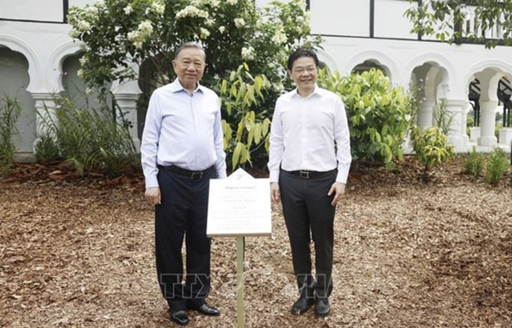 Tổng Bí thư, Chủ tịch nước Tô Lâm và Thủ tướng Singapore Lawrence Wong dự lễ trồng cây kỷ niệm tại Vườn Bách thảo Singapore. (Ảnh: TTXVN)