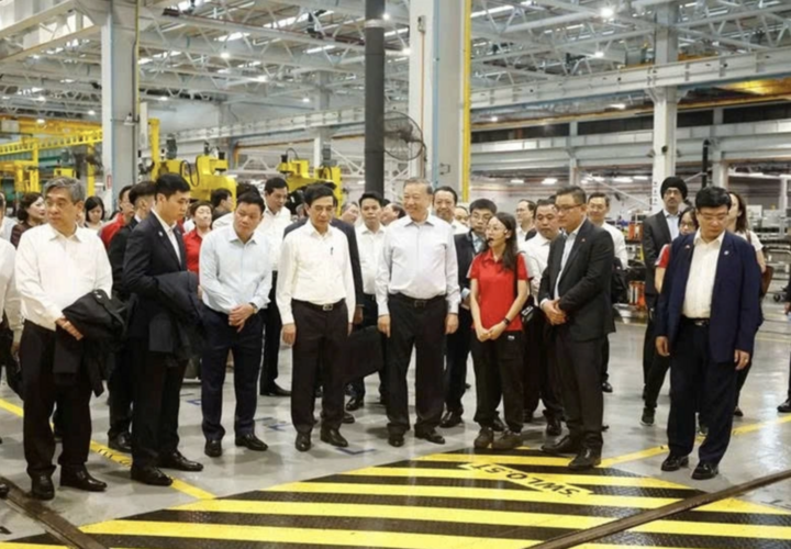 Tổng Bí thư, Chủ tịch nước Tô Lâm thăm Trung tâm Thử nghiệm đường sắt Singapore. (Ảnh: TTXVN)