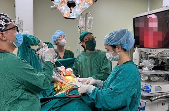 Các bác sĩ Bệnh viện Đa khoa Đức Giang 'xé' quy trình hành chính thông xử trí cho người bệnh. (Ảnh: BVCC)