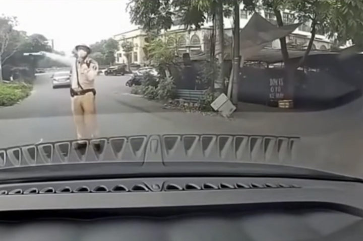 Người đàn ông ngồi trong xe tranh cãi với cán bộ CSGT. (Ảnh cắt từ clip)