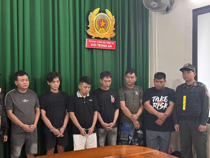 Nhóm cướp tiệm vàng tại cơ quan điều tra, từ trái sang là Dân, Huy, Thành, Đạt, Hoàng, Lâm. (Ảnh: CACC)