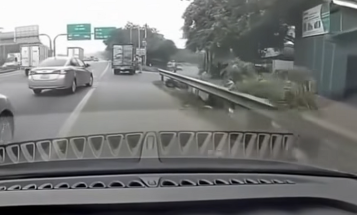 Hình ảnh từ camera hành trình cho thấy ô tô đi vào làn dành cho xe máy. (Ảnh cắt từ clip)