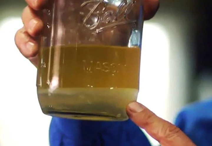 Xăng ethanol khi tách pha với nước và tạp chất ở phía dưới. (Ảnh: ymarinaboats)