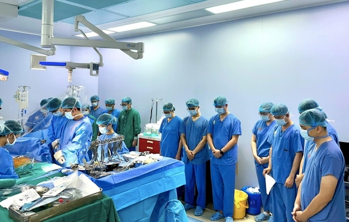 Nhân viên y tế cúi đầu tri ân nghĩa cử cao đẹp của người hiến tạng.