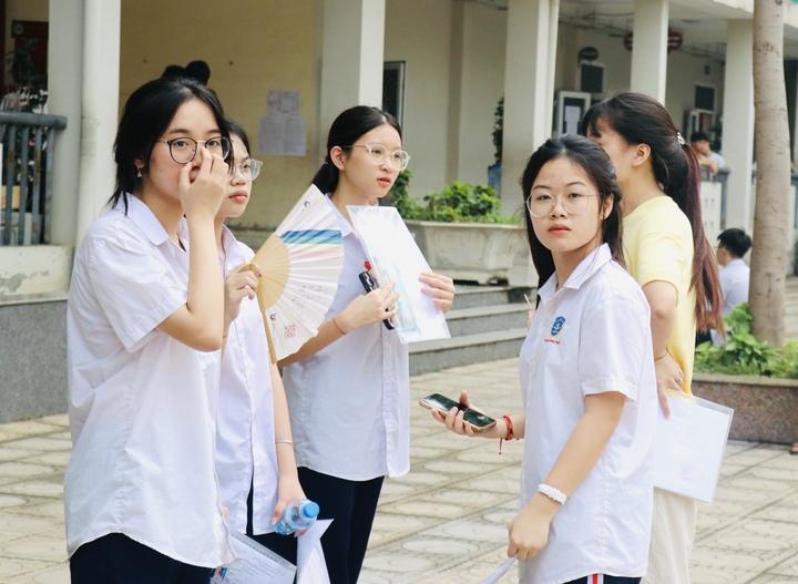 Sáng nay 30/5, hơn 99,6% thí sinh dự thi môn Ngữ văn vào lớp 10 Hà Nội. (Ảnh: Lệ Thu)