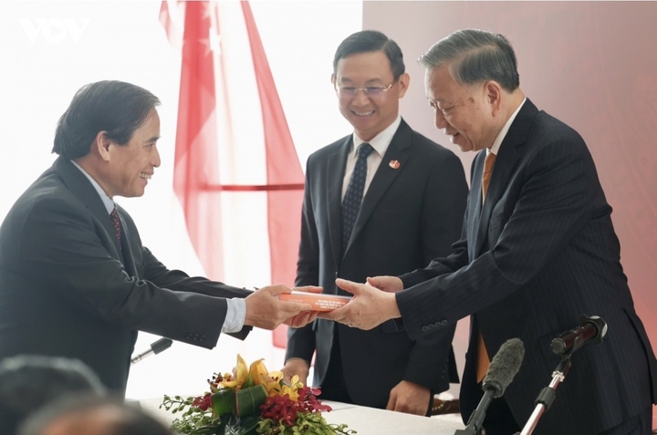 Tổng Bí thư, Chủ tịch nước khẳng định các cơ quan chức năng trong nước sẽ tiếp tục hoàn thiện các chính sách dành cho người Việt Nam ở nước ngoài.