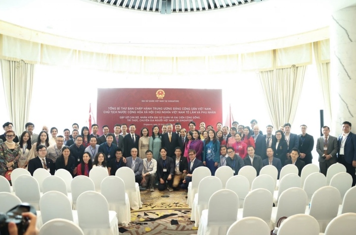 Tổng Bí thư, Chủ tịch nước Tô Lâm và Phu nhân gặp gỡ cán bộ, nhân viên Đại sứ quán và đại diện cộng đồng người Việt Nam tại Singapore.