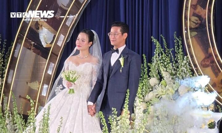 Mỹ nhân phim giờ vàng Việt Hoa rưng rưng trong lễ cưới ở Hà Nội.