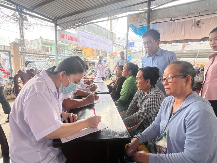Người dân được khám lâm sàng tổng quát, đo huyết áp, kiểm tra đường huyết, điện tim và tư vấn các nguy cơ bệnh tật ngay tại địa phương.
