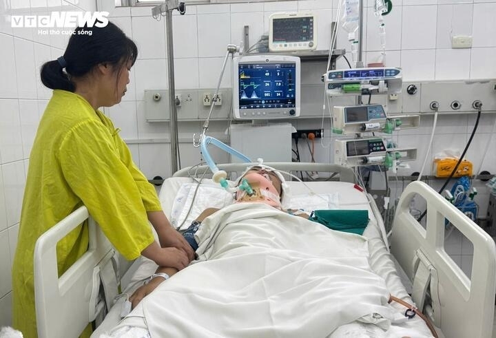 Hình ảnh Dũng thời điểm điều trị tại Bệnh viện Hữu nghị Việt Đức. (Ảnh: Hiền Loan)