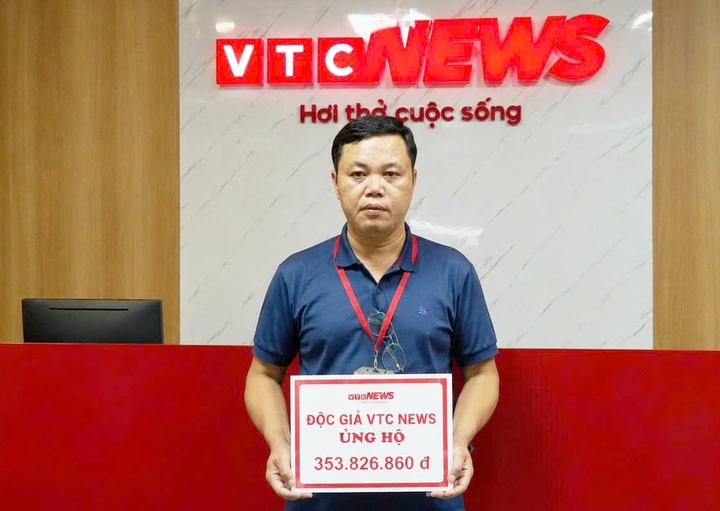 Anh Tuấn - bố của Dũng thay mặt gia đình đón nhận sự giúp đỡ của bạn đọc.