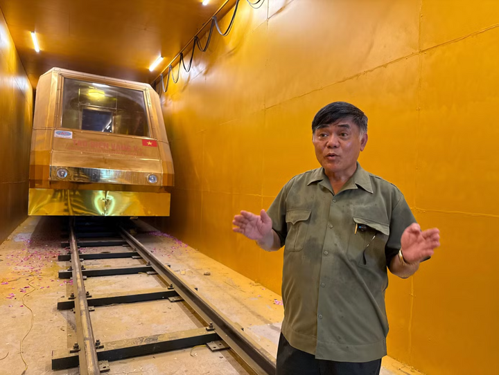 Tàu điện dát vàng thử nghiệm chạy ngầm tại Hà Nội - 1