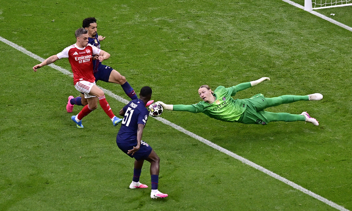 Khoảnh khắc Safonov cứu nguy cho PSG. (Ảnh: Reuters)