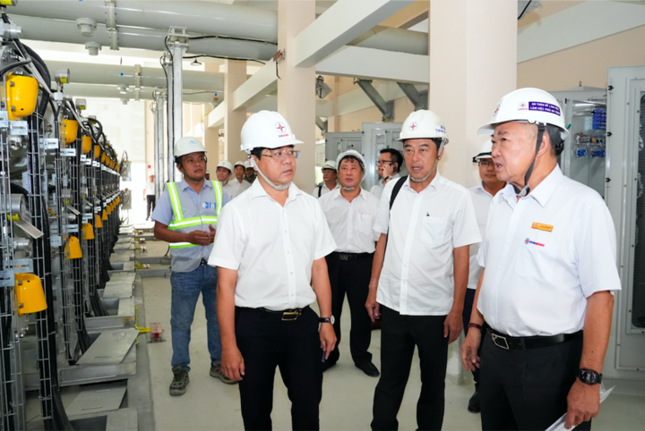 Ông Phạm Quốc Bảo (ngoài cùng, bên phải) kiểm tra tiến độ các hạng mục cuối cùng của dự án Trạm 220kV Vĩnh Lộc.