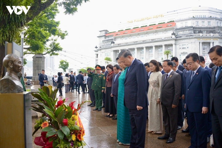 Tổng Bí thư, Chủ tịch nước Tô Lâm và Phu nhân cùng Đoàn đại biểu cấp cao Việt Nam dâng hoa tưởng niệm Chủ tịch Hồ Chí Minh.