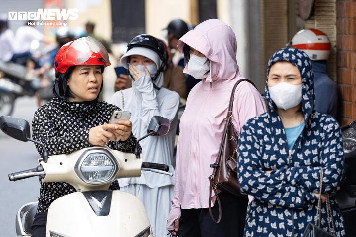 Nắng 40 độ C 'thiêu đốt', phụ huynh Hà Nội vẫn bám trụ chờ con thi lớp 10 - 9