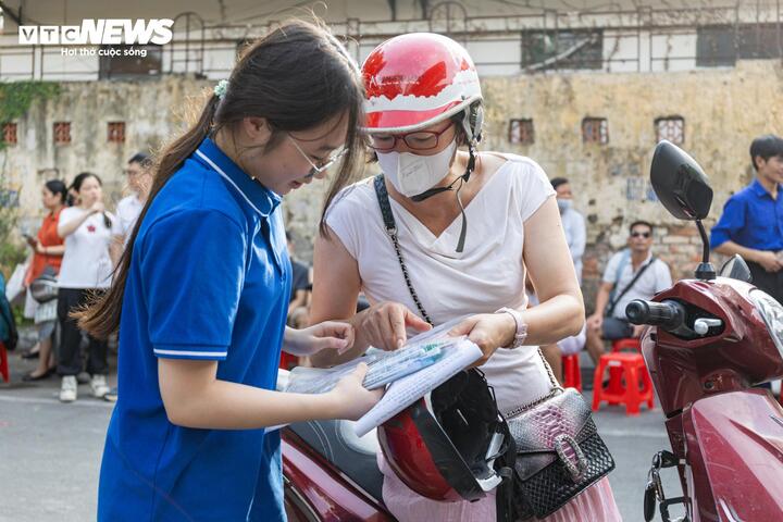 Như nhiều bậc phụ huynh khác, người mẹ này ân cần dặn dò con giữ bình tĩnh, đọc kỹ đề và làm bài cẩn thận.