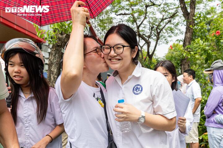 Thí sinh Hà Nội 'trúng tủ' Văn vào lớp 10, tự tin điểm 9, khoe viết bài 'đỏ cả tay' - 12